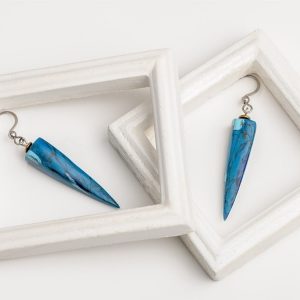 Légères et élégantes les boucles d'oreilles Ursula ont une forme de pyramide et un motif pierre de turquoise les crochets d'oreilles sont en acier inoxydable de bijouterie argenté