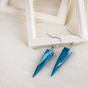 La bijouterie Com'une Alchimie vous présente les boucles d'oreilles Ursula de forme pyramidale en imitation de la pierre de turquoise et crochets d'oreilles en acier inoxydable de bijouterie couleur argent