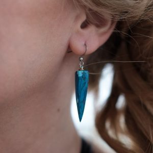 Com'une Alchimie bijouterie haut de gamme vous propose les boucles d'oreilles Ursula légères et élégantes en imitation de la pierre de turquoise et acier inoxydable de bijouterie garantissant une non allergie