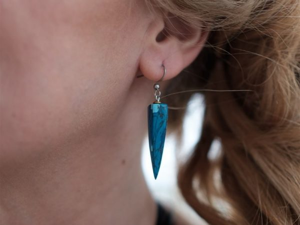 Com'une Alchimie bijouterie haut de gamme vous propose les boucles d'oreilles Ursula légères et élégantes en imitation de la pierre de turquoise et acier inoxydable de bijouterie garantissant une non allergie