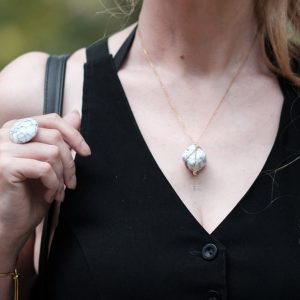 Graphique et moderne le collier luxe Olympe en imitation marbre blanc et doré vous éblouira par sa douceur et la brillance de son lustre tout en respectant votre peau et votre santé puisque la chaîne dorée est en acier inoxydable de bijouterie donc hypoallergénique