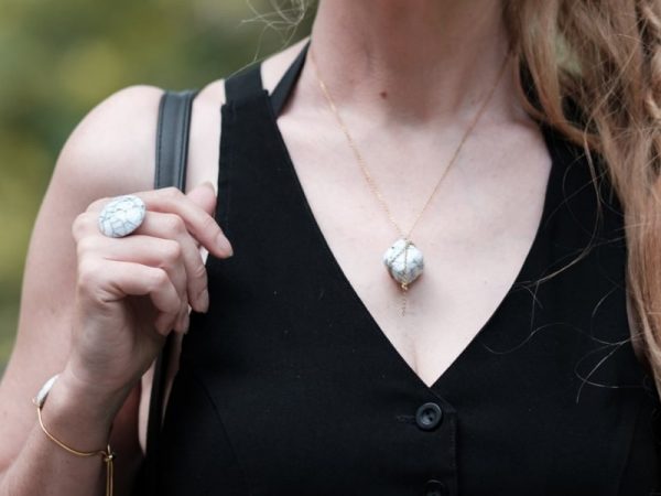 Graphique et moderne le collier luxe Olympe en imitation marbre blanc et doré vous éblouira par sa douceur et la brillance de son lustre tout en respectant votre peau et votre santé puisque la chaîne dorée est en acier inoxydable de bijouterie donc hypoallergénique