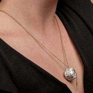 Le collier Olympe vous apportera luxe raffinement et pérennité aucune allergie possible puisque sa chaîne délicate est en acier inoxydable de bijouterie