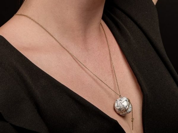 Le collier Olympe vous apportera luxe raffinement et pérennité aucune allergie possible puisque sa chaîne délicate est en acier inoxydable de bijouterie