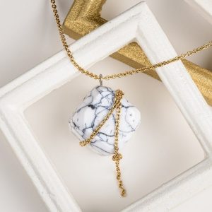 Vous serez éblouie par le détail des facettes du cube ainsi que par la douceur et la brillance du collier luxe Olympe