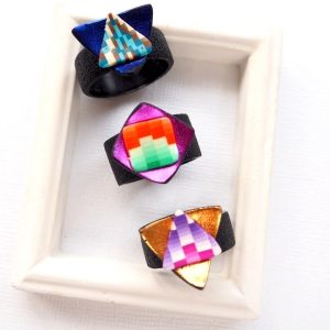 Dans son cours Bargello et pose de foil Com'une Alchimie vous invite à réaliser une bague entièrement en argile polymère en Bargello qui est une adaptation d'une technique textile