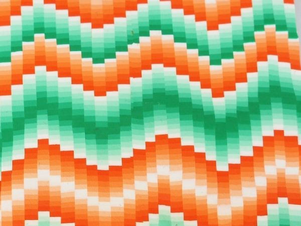 Ce motif en zig zag est une adaptation de la technique du Bargello en pâte polymère avec laquelle vous pouvez créer une infinité de bijoux stylés, vous apprendrez tous les secrets pour réussir un Bargello dans le cours Bargello et pose de foil de Com'une Alchimie