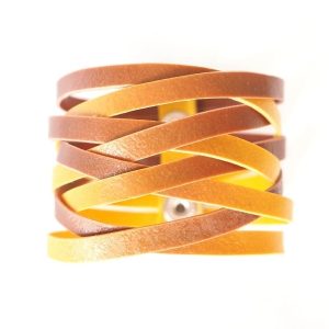 Ce bracelet tressé est l'un des projets du cour sFimo cuir de Com'une Alchimie dans lequel vous découvrirez que la Fimo leather effect a un aspect visuel du cuir et une flexibilité absolument incroyable permettant la création de bijoux ou d'objets très différents de ce qui se fait habituellement en argile polymère