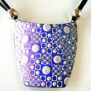 Ce pendentif présente une base et un motif en relief de couleurs différentes ce qui lui donne un charme indéniable, les techniques utilisées pour sa réalisation vous sont expliquées en détail dans le cours texture et Sutton slice de Com'une Alchimie