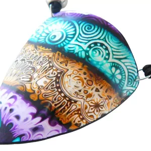 Pendentif coloré boho réalisé avec la technique du hidden magic