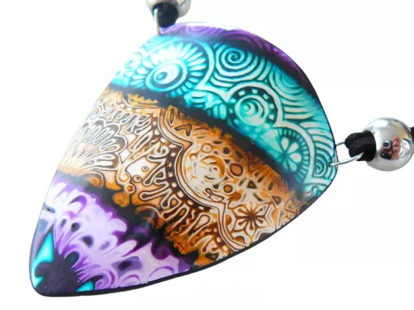 Pendentif coloré boho réalisé avec la technique du hidden magic