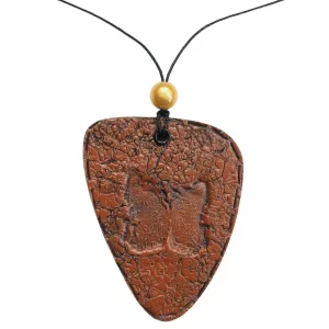 Pendentif effet cuir en pate polymere avec un oeillet