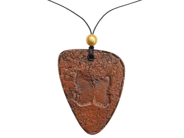 Pendentif effet cuir en pate polymere avec un oeillet