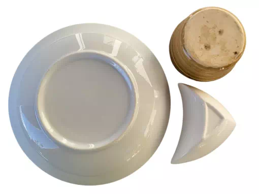 Différents supports en céramique ou porcelaine (assiette creuse, ramequin, plat à la forme incurvée) pouvant être utilisés pour la cuisson de l'argile polymère