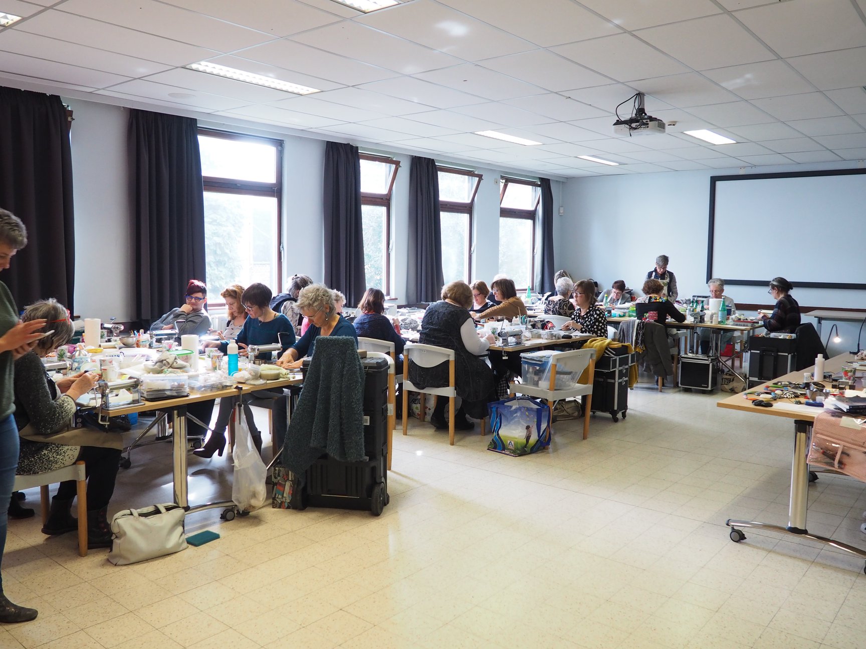 Participantes au stage de Donna Kato assises à leur table en train de travailler